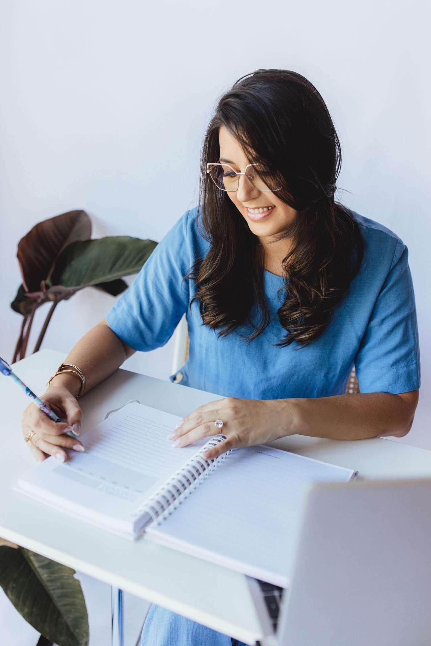 Aline Silva analisando documentos e planejando a gestão escolar